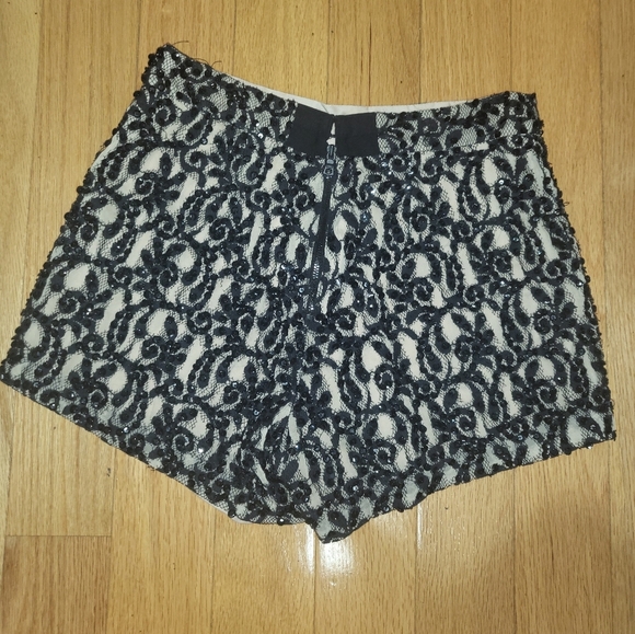 3. ALICE + OLIVIA EMBELLISHED GUIPURE SHORTS IN BLACK SIZE 2 - Picture 5 of 6